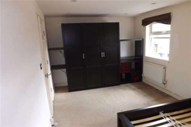  Image of 1 bedroom Flat to rent in Waverley Road London E17 at London, E17 3LG