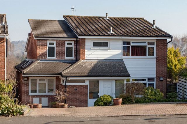  Image of 4 bedroom Detached house for sale in Barnards Hill Marlow SL7 at Barnards Hill  Marlow, SL7 2NX