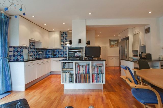  Image of 4 bedroom Detached house for sale in Barnards Hill Marlow SL7 at Barnards Hill  Marlow, SL7 2NX