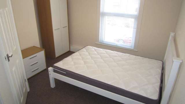  Image of 1 bedroom Studio flat to rent in West Parade Lincoln LN1 at West Parade  Lincoln, LN1 1QS