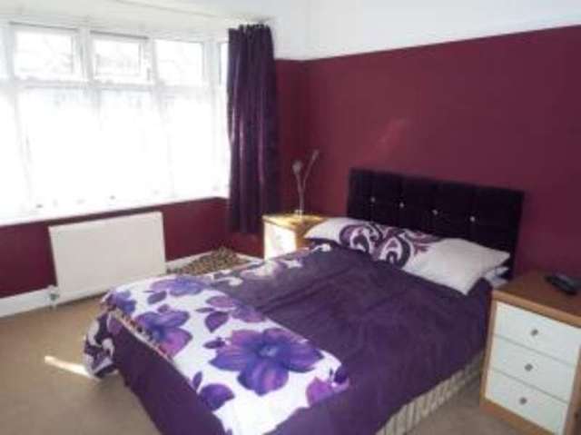  Image of 3 bedroom End of Terrace for sale in Bridgwater Drive Westcliff-on-Sea SS0 at Westcliff-on-Sea Essex Prittlewell, SS0 0HA