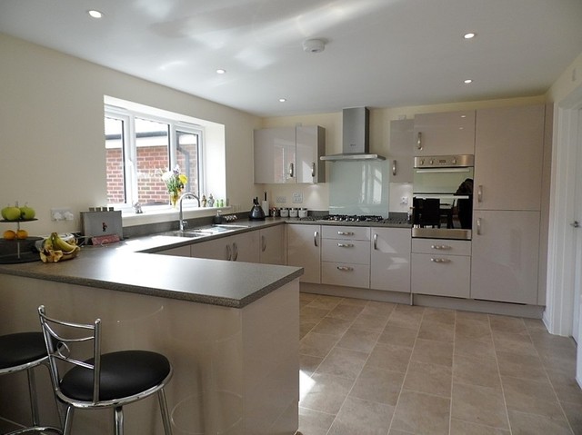  Image of 5 bedroom Detached house for sale in Whiteland Way Clanfield Waterlooville PO8 at Whiteland Way Clanfield Waterlooville, PO8 0ZF