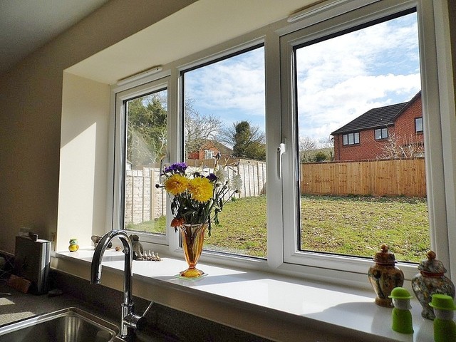  Image of 5 bedroom Detached house for sale in Whiteland Way Clanfield Waterlooville PO8 at Whiteland Way Clanfield Waterlooville, PO8 0ZF