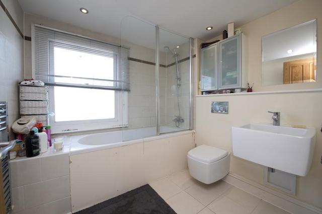  Image of 1 bedroom Flat to rent in Balham Grove London SW12 at Balham Grove  London, SW12 8AZ