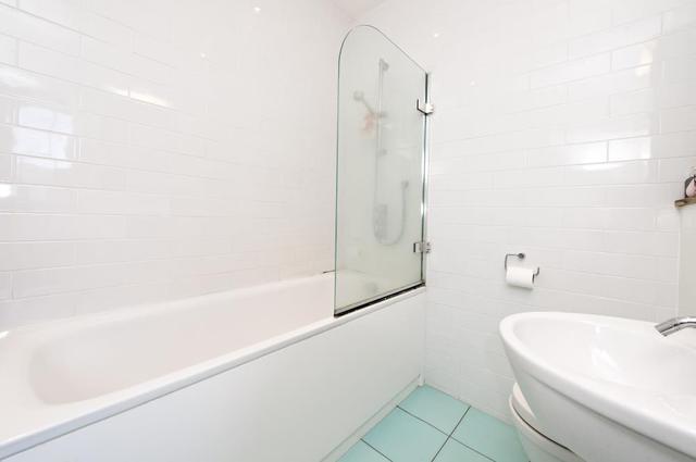  Image of 1 bedroom Property to rent in Balham Hill London SW12 at Balham Hill  London, SW12 9DJ