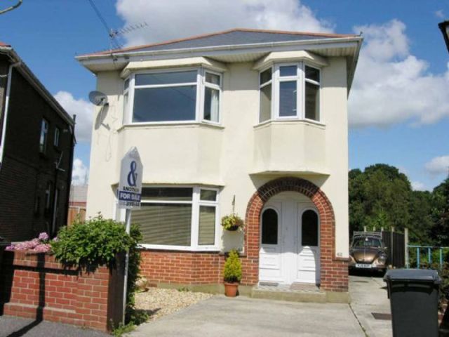  Image of 2 bedroom Flat to rent in Barnes Crescent Bournemouth BH10 at Barnes Crescent Ensbury Park Bournemouth, BH10 5AW