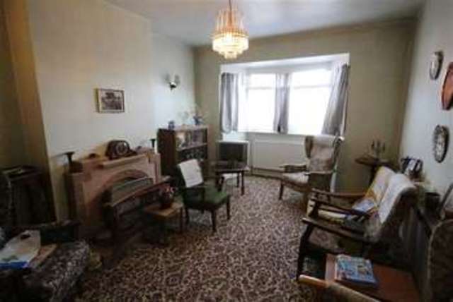  Image of 2 bedroom Bungalow for sale in Baxter Close Hillingdon Uxbridge UB10 at Baxter Close Hillingdon Hillingdon, UB10 0DE