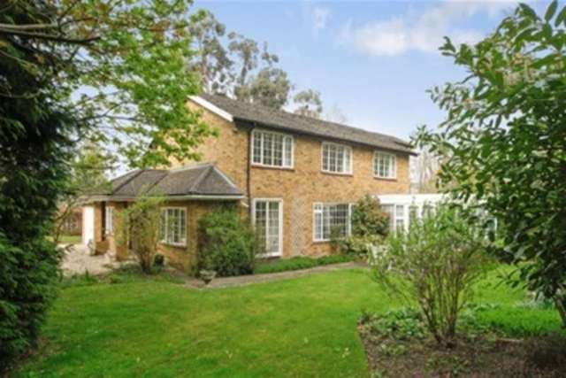  Image of 5 bedroom Detached house to rent in Birds Hill Drive Oxshott Leatherhead KT22 at Leatherhead, KT22 0SP