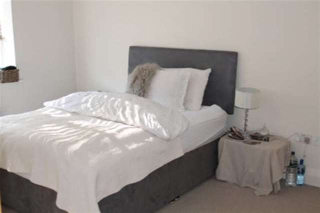  Image of 3 bedroom Flat to rent in Birkenhead Avenue Kingston upon Thames KT2 at Kingston upon Thames, KT2 6RU