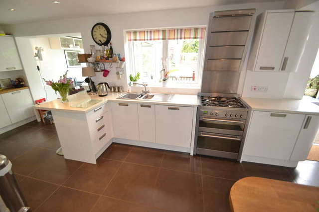  Image of 4 bedroom Semi-Detached house for sale in Bishops Avenue Thorley Bishop