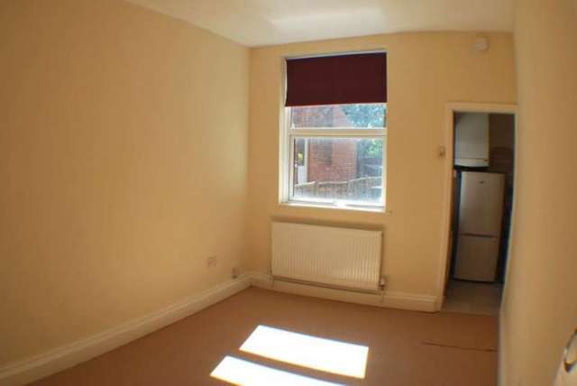  Image of 1 bedroom Flat to rent in Bitterne Road West Southampton SO18 at Bitterne Road West  Bitterne Southampton, SO18 1AP