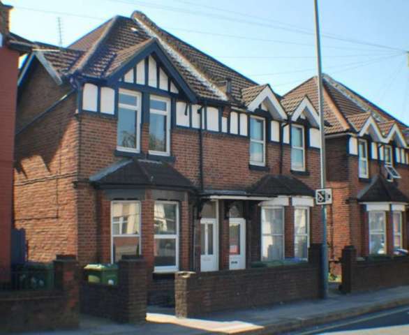  Image of 1 bedroom Flat to rent in Bitterne Road West Southampton SO18 at Bitterne Road West  Bitterne Southampton, SO18 1AP