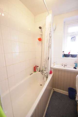  Image of 2 bedroom Flat to rent in Churchill Gardens London SW1V at Churchill Gardens Road  London, SW1V 3DS