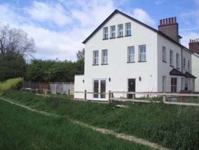  Image of 5 bedroom Semi-Detached house to rent in Oatlands Road Tadworth KT20 at Oatlands Road Burgh Heath Tadworth, KT20 6BS
