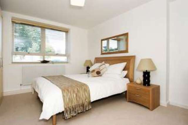  Image of 1 bedroom Flat to rent in Kew Bridge Court London W4 at Kew Bridge Court  London, W4 3AZ