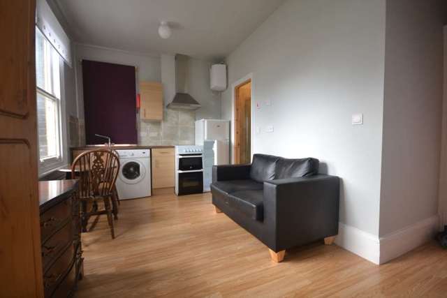  Image of Studio flat to rent in Connaught Road Reading RG30 at Connaught Road  Reading, RG30 2UF
