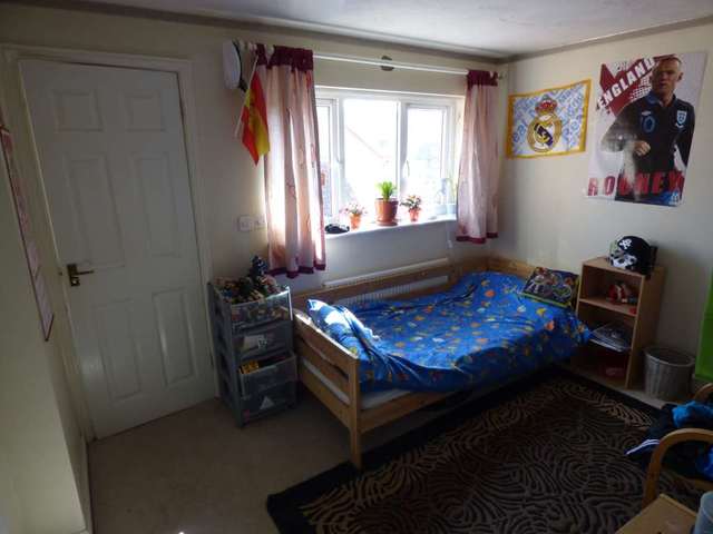  Image of 3 bedroom Semi-Detached house for sale in Dunraven Avenue Luton LU1 at Dunraven Avenue Dallow Road Luton, LU1 1TP
