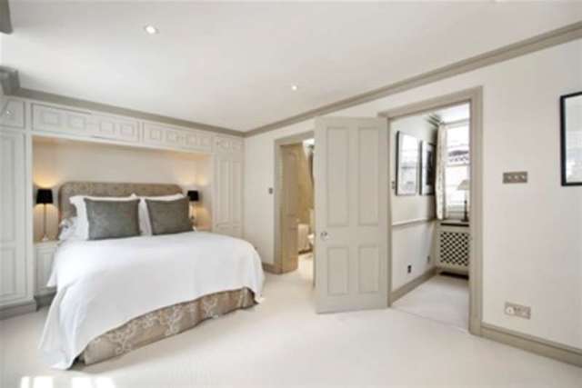  Image of 2 bedroom Mews to rent in Eaton Mews North London SW1X at London, SW1X 8LL