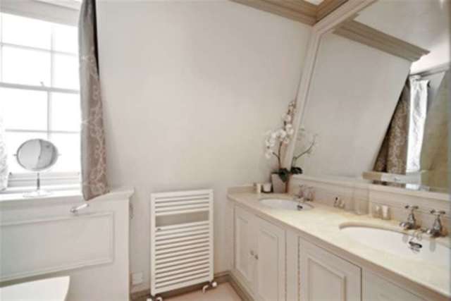  Image of 2 bedroom Mews to rent in Eaton Mews North London SW1X at London, SW1X 8LL