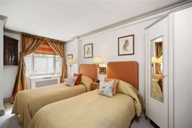  Image of 2 bedroom Mews to rent in Eaton Mews North London SW1X at London, SW1X 8LL