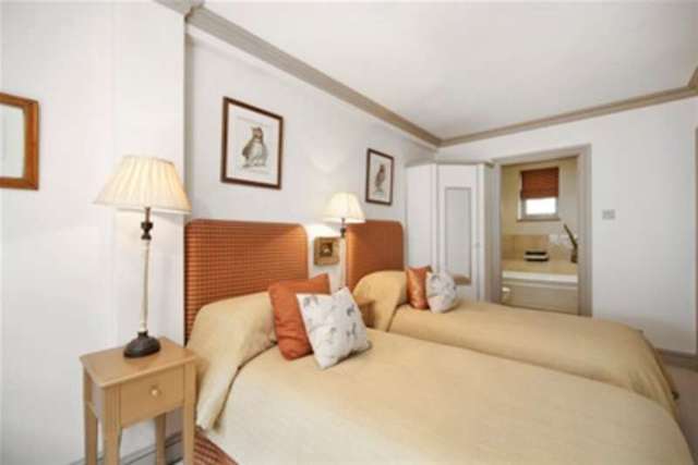  Image of 2 bedroom Mews to rent in Eaton Mews North London SW1X at London, SW1X 8LL