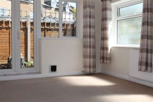  Image of 1 bedroom Property to rent in Elfin Grove Teddington TW11 at Teddington, TW11 8RD