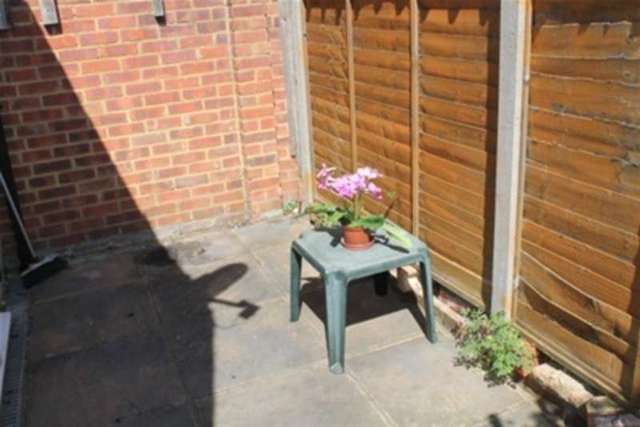  Image of 1 bedroom Property to rent in Elfin Grove Teddington TW11 at Teddington, TW11 8RD
