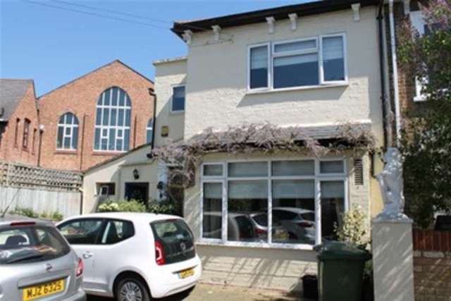  Image of 1 bedroom Property to rent in Elfin Grove Teddington TW11 at Teddington, TW11 8RD