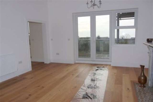  Image of 2 bedroom Flat to rent in Douglas Avenue Exmouth EX8 at Exmouth, EX8 2EY