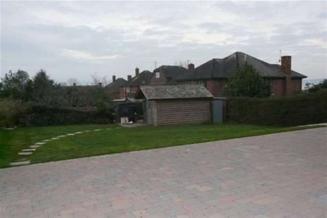  Image of 2 bedroom Flat to rent in Douglas Avenue Exmouth EX8 at Exmouth, EX8 2EY