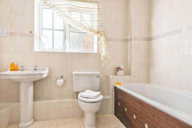  Image of 4 bedroom Detached house for sale in Harding Close Faringdon SN7 at Faringdon Oxfordshire, SN7 7SJ