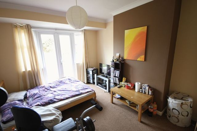  Image of 3 bedroom Semi-Detached house for sale in Farley Hill Luton LU1 at Farley Hill  Luton, LU1 5NR
