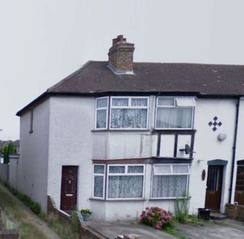  Image of 3 bedroom Semi-Detached house to rent in Fredora Avenue Hayes UB4 at Ferdora Avenue  Hayes, UB4 8RB