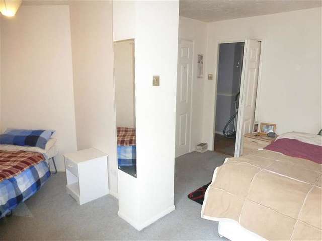  Image of 1 bedroom Ground Flat for sale in Frobisher Road Erith DA8 at Erith Kent Erith, DA8 2PW
