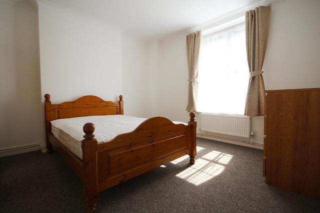  Image of 3 bedroom Flat to rent in Georges Road London N7 at Holloway  London, N7 8HB
