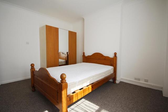  Image of 3 bedroom Flat to rent in Georges Road London N7 at Holloway  London, N7 8HB