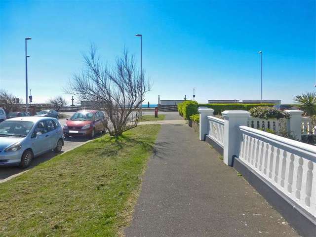  Image of 1 bedroom Flat for sale in Grand Avenue Worthing BN11 at Worthing West Sussex Worthing, BN11 5AL