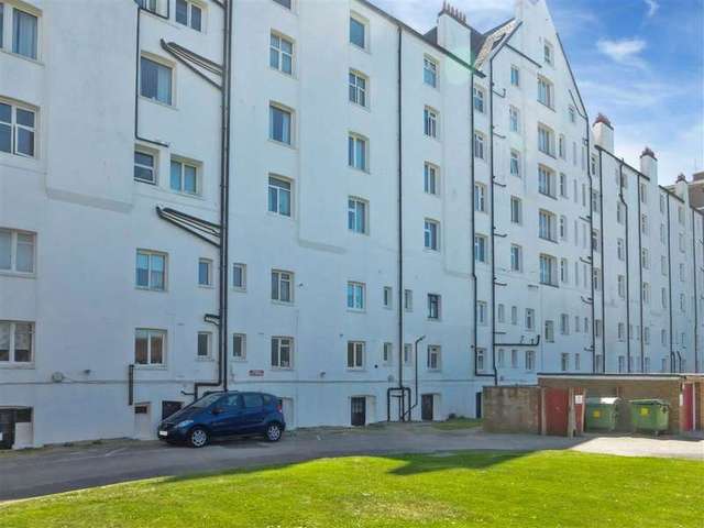 Image of 1 bedroom Flat for sale in Grand Avenue Worthing BN11 at Worthing West Sussex Worthing, BN11 5AL