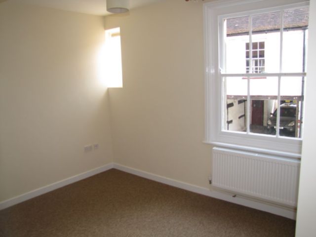  Image of 2 bedroom Apartment to rent in High Street Fareham PO16 at High Street  Fareham, PO16 7AW