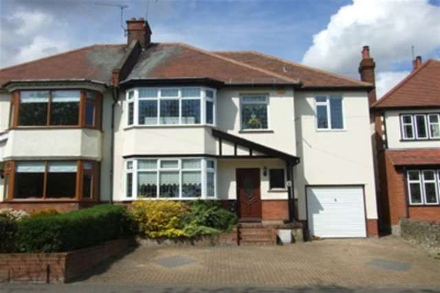  Image of 4 bedroom Detached house to rent in Kenilworth Gardens Westcliff-on-Sea SS0 at Westcliff-on-Sea, SS0 0BH
