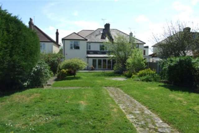  Image of 4 bedroom Detached house to rent in Kenilworth Gardens Westcliff-on-Sea SS0 at Westcliff-on-Sea, SS0 0BH