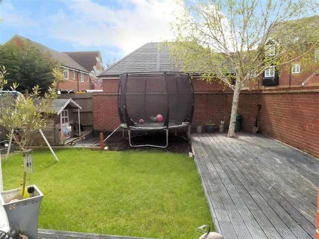  Image of 3 bedroom Detached house for sale in Kestrels Mead Tadley RG26 at Tadley, RG26 4QD