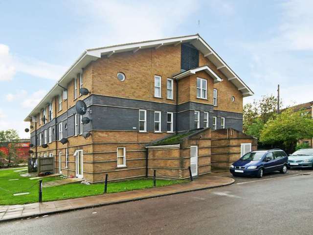  Image of 1 bedroom Flat to rent in Leabank Square London E9 at Leabank Square Hackney Wick London, E9 5LR