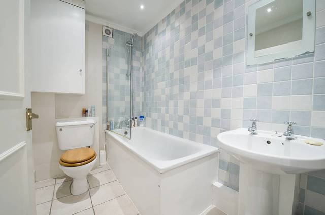  Image of 2 bedroom Flat to rent in Lessar Avenue London SW4 at Lessar Avenue  London, SW4 9HQ
