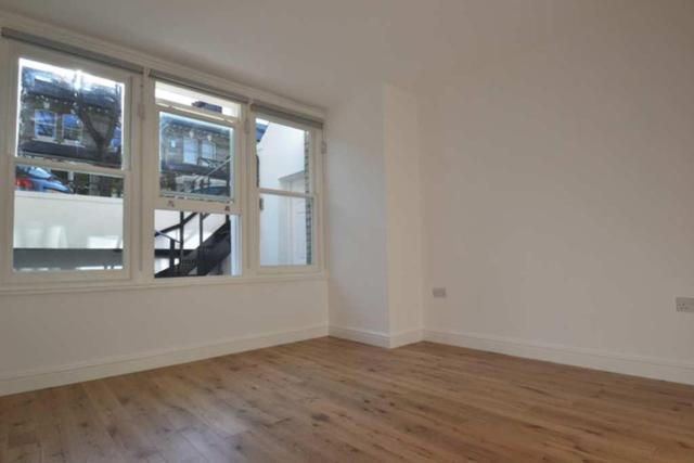 Image of 1 bedroom Flat to rent in Linden Gardens London W4 at Linden Gardens  London, W4 2EW