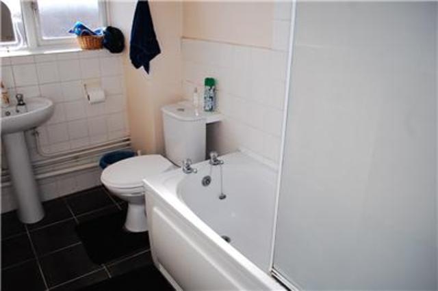  Image of 2 bedroom Flat to rent in Maldon Road Wallington SM6 at Maldon Road  Surrey, SM6 8BG