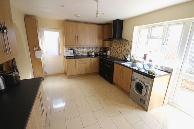  Image of 6 bedroom Semi-Detached house for sale in Masters Close Luton LU1 at Masters Close  Luton, LU1 5PH