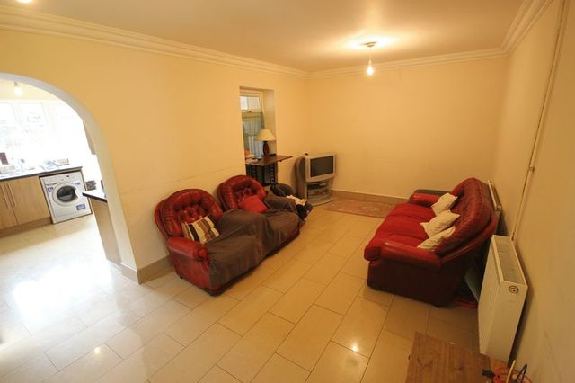  Image of 6 bedroom Semi-Detached house for sale in Masters Close Luton LU1 at Masters Close  Luton, LU1 5PH