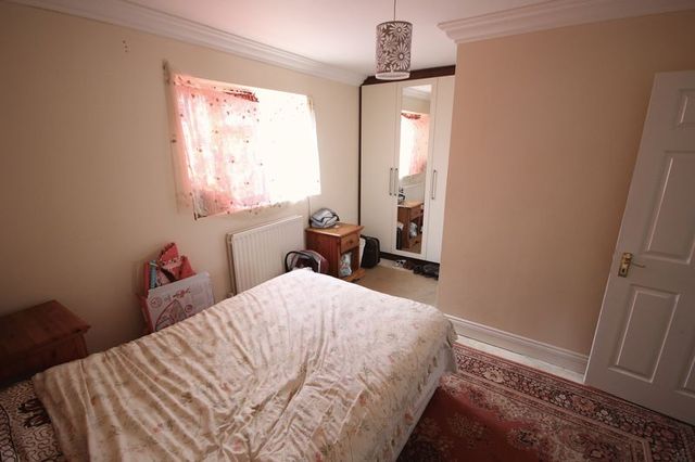  Image of 6 bedroom Semi-Detached house for sale in Masters Close Luton LU1 at Masters Close  Luton, LU1 5PH