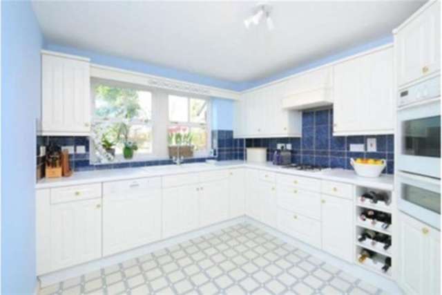  Image of 4 bedroom Detached house to rent in Meadowside Tilehurst Reading RG31 at Reading, RG31 5QE